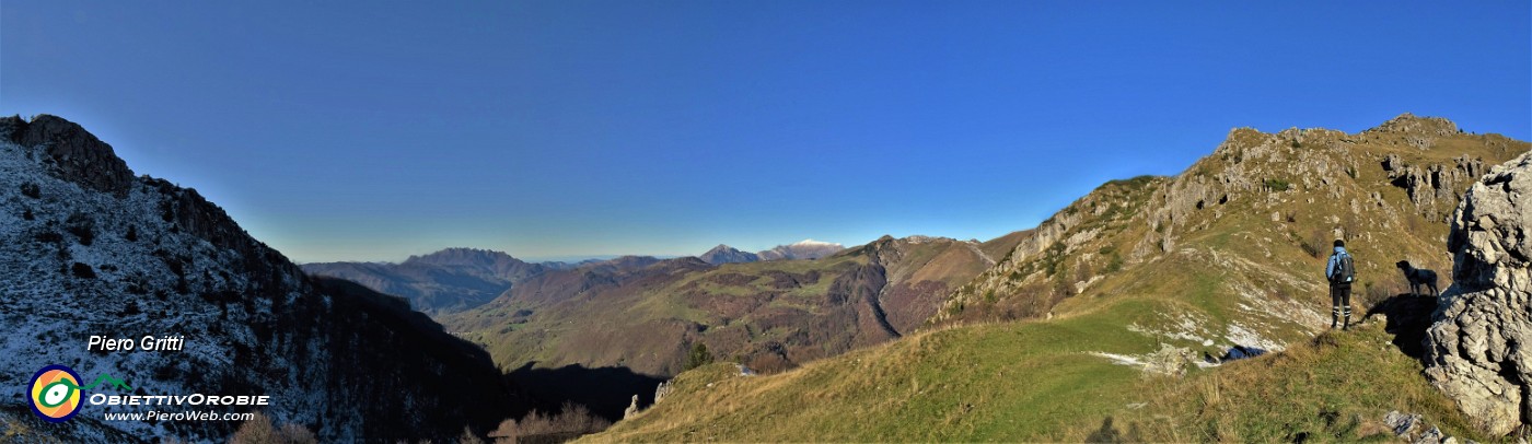 25 Panoramica al Passo di Grialeggio (1690 m) con vista verso la Val Taleggio, il Resegone e le Grigne.jpg